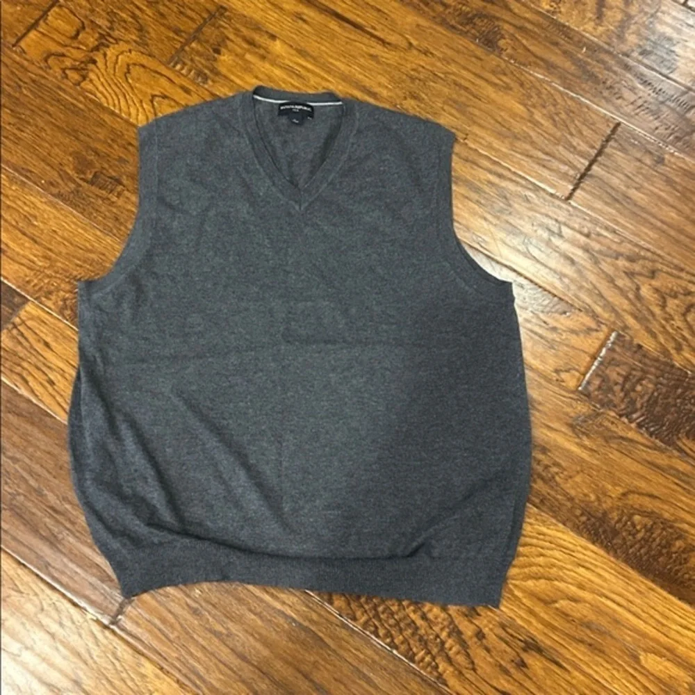 Banana Republic men’s large gray cotton sweater vest
